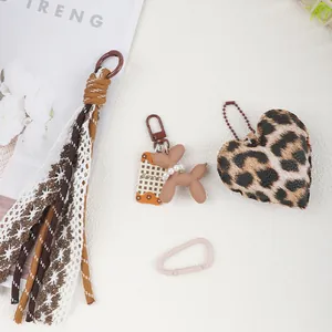 Detailansicht von Leopard Herz und Ballonhund Taschenanhänger Zubehör