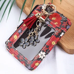 Vue détaillée d'un porte-monnaie à fleurs avec gland rouge et porte-clés à fleurs chic.