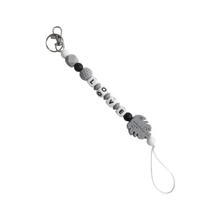 Handgemaakte siliconen kralen sleutelhanger met monstera blad en LOVE letterkralen