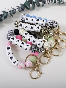 Vue détaillée des bracelets porte-clés en perles de silicone mama motif léopard