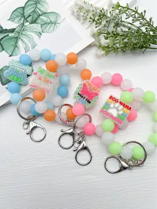 Detalle de pulseras de cuentas de silicona luminosas con colgantes inspiradores.