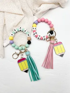 Vista detallada de lindas pulseras de silicona para maestros con lápiz