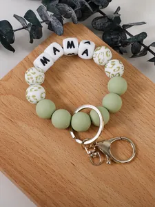Détail du porte-clés bracelet en perles de silicone vert sauge avec perles MAMA