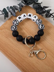 Vue détaillée d'un bracelet porte-clés en perles de silicone avec imprimé léopard et lettres MAMA