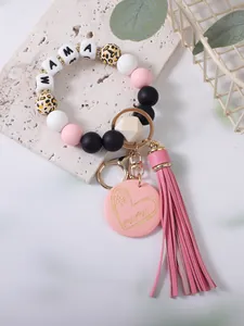 Handgemaakte siliconen kralen sleutelhanger met roze kwastje en gegraveerde Mama hart hanger