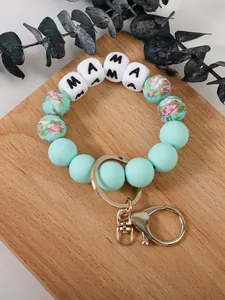 Vue détaillée d'un porte-clés bracelet en perles de silicone menthe avec perles MAMA
