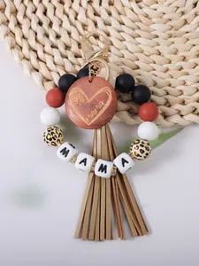Detailopname van siliconen kralen sleutelhanger met MAMA-letters en kwastje accent