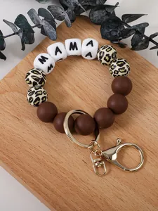 Gros plan de porte-clés en perles de silicone avec lettres MAMA, imprimé léopard et fermoir doré