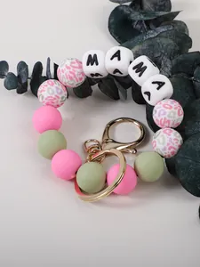 Détail d'un porte-clés bracelet en perles de silicone avec perles de lettres MAMA