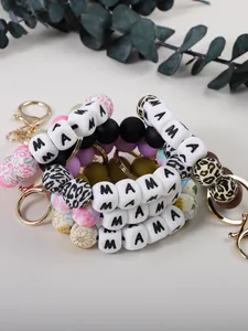 Gros plan de perles en silicone colorées et perles lettres MAMA sur porte-clés