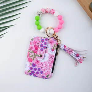 Stilvoller Leder-Kartenhalter mit Blumenmuster und buntem Silikonperlen-Armband sowie Quaste