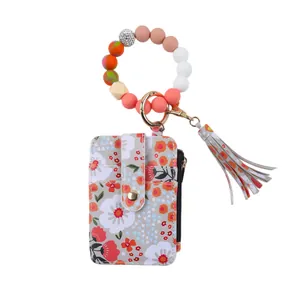 Leder-Kartenetui mit Gänseblümchen-Print und buntem Silikonperlen-Armband-Schlüsselanhänger