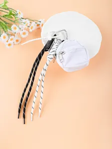 Gros plan sur le porte-clés mini pochette blanche avec cordes tressées et mousqueton