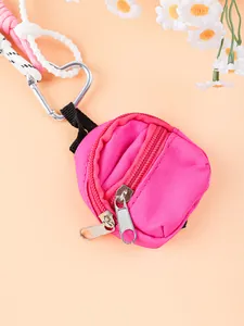 Vue détaillée d'un mini porte-clés sac à dos rose avec mousqueton argenté en forme de cœur