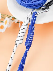 Vue détaillée montrant la texture tressée des bijoux de sac en corde et attaches argent.