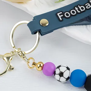 Vista detallada del llavero artesanal de cuentas de silicona con motivo de fútbol