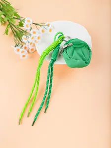 Vue détaillée du mini charm de sac vert style Miu avec porte-clés en corde tressée