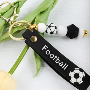 Primer plano de un llavero de cuentas de silicona artesanal con tema de fútbol.