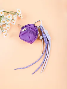 Vue détaillée d'un porte-clés mini sac à dos violet avec un cordon en paracorde tressé lavande.