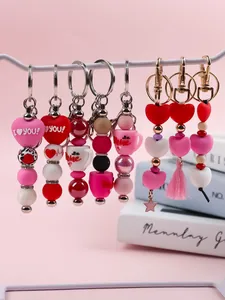 Détail rapproché des porte-clés en perles de silicone pour la Saint-Valentin avec cœurs