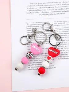Gros plan sur les porte-clés de la Saint-Valentin en perles de silicone avec des cœurs colorés.