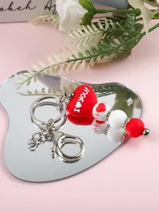 Gros plan sur le porte-clés de la Saint-Valentin avec pendentif cœur I Love You