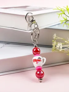 Détail d'un joli porte-clés de Saint-Valentin avec un charm de tasse à café en silicone