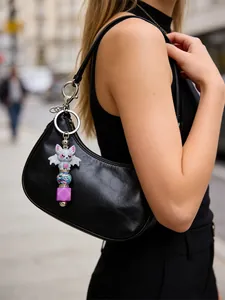 Nahaufnahme eines süßen Silikon-Fledermaus-Schlüsselanhängers an einer schwarzen Tasche