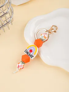 Detail eines Silikonperlen-Schlüsselanhängers zum Thema Lehrer mit Regenbogen-Charme