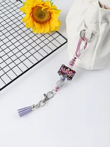 Primer plano de un llavero de cuentas para enfermeras con borla morada y clip rosa