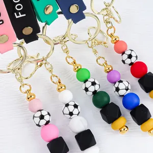 Llaveros de fútbol DIY hechos a mano con cuentas de silicona de colores