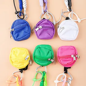 Lot de porte-clés mini sacs à dos colorés avec mousquetons cœur et cordons tressés.