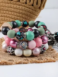 Vista detallada de pulseras y llaveros coloridos con cuentas de silicona con diseño