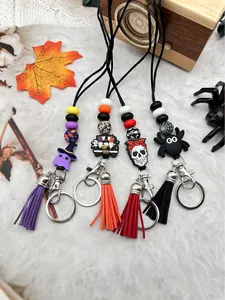Λεπτομέρεια από κορδόνια Halloween με χάντρες σιλικόνης και γούρια με φαντάσματα και κρανία