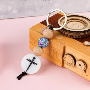 Vista dettagliata di un portachiavi fatto a mano con perle in silicone e legno