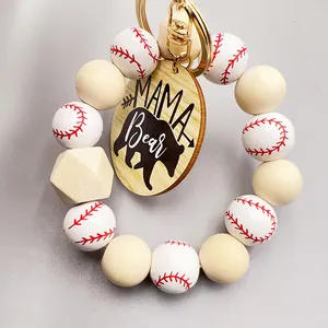 Vista detallada del llavero con cuentas de madera de béisbol y etiqueta MAMA Bear