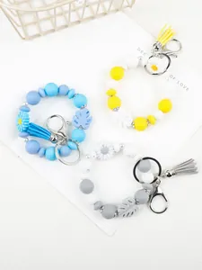 Drei Farben Silikonperlen-Armband-Schlüsselanhänger mit Gänseblümchen-Anhängern