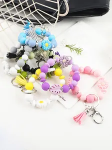 Detailansicht farbenfroher Silikonperlen-Schlüsselanhänger mit Blumenanhängern und Quasten