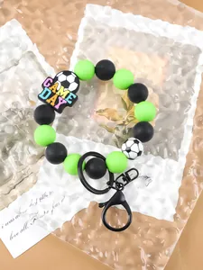 Detalle del brazalete de cuentas de silicona con temática de fútbol y dije GAME DAY.