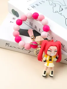 Detailansicht eines rosa Silikonperlen-Armbands mit K-Pop-Girlgroup-Cartoon-Anhänger