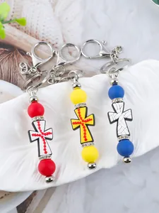 Llavero de cruz de silicona con diseño de puntada de béisbol y pedrería para bolsos.