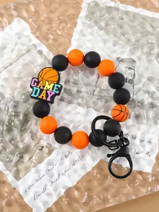 Vista detallada de la pulsera de cuentas de silicona con temática de baloncesto.