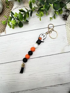 Λεπτομερής προβολή μπρελόκ φαντάσματος Halloween με χάντρες σιλικόνης και μαύρη φούντα