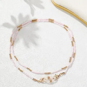 Cadena artesanal de cuentas rosas y doradas para gafas o mascarillas, estilo chic.