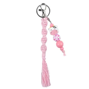Portachiavi macramè rosa fatto a mano con mucca in silicone e nappa