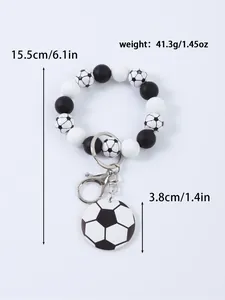 Detalle del llavero de cuentas de fútbol con medida de longitud total de 15,5 cm