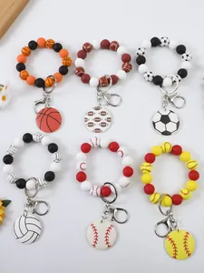 Variedad de llaveros de pulsera de cuentas con temática deportiva con diseños de básquet y fútbol
