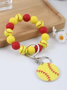 Vista detallada del llavero de muñeca con cuentas de silicona de béisbol amarillas y rojas