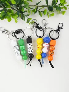 Detalle de llaveros de cuentas de silicona con temática deportiva de fútbol y baloncesto.