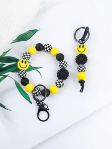 Schlüsselanhänger-Armband aus Silikonperlen mit Schachbrettmuster und Smileys.